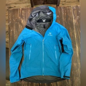 Women’s Arc’Terxy Gore-Tex Beta SL Jacket
